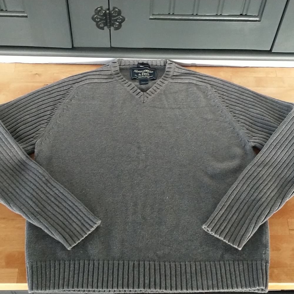 Men's Abercrombie & Fitch v-neck grey sweater. Size XL